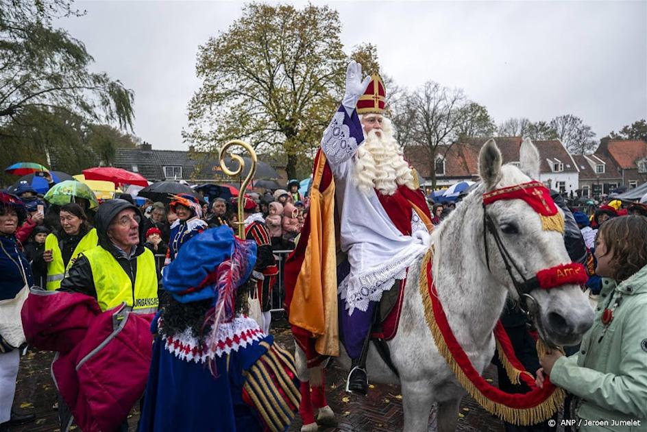 Sinterklaas trekt het land door om kinderen in azc's te bezoeken