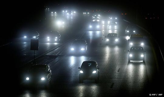Auto's op snelweg met verlichting aan