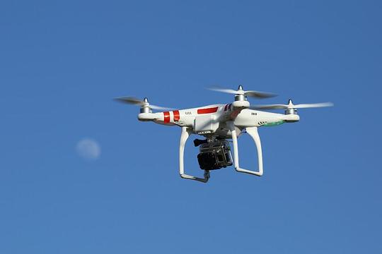 ‘Broedvogels verstoord door recreatieve drones’ / Foto: "Drone and Moon" door Don McCullough
