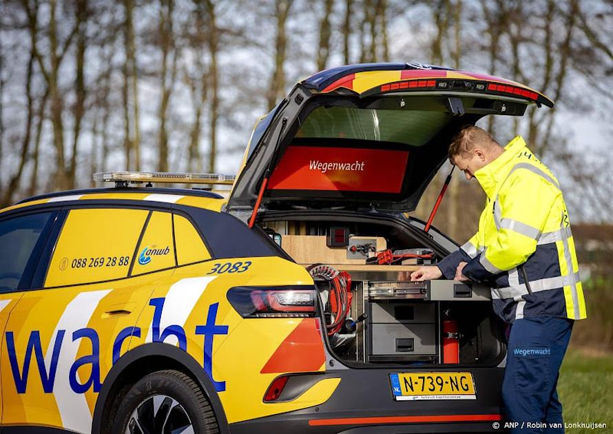 Hulpverleners ANWB onderweg naar Gardameer om auto's te repareren