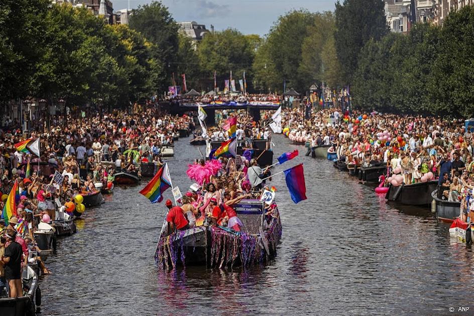 Canal Parade in Amsterdam treft het niet met weer