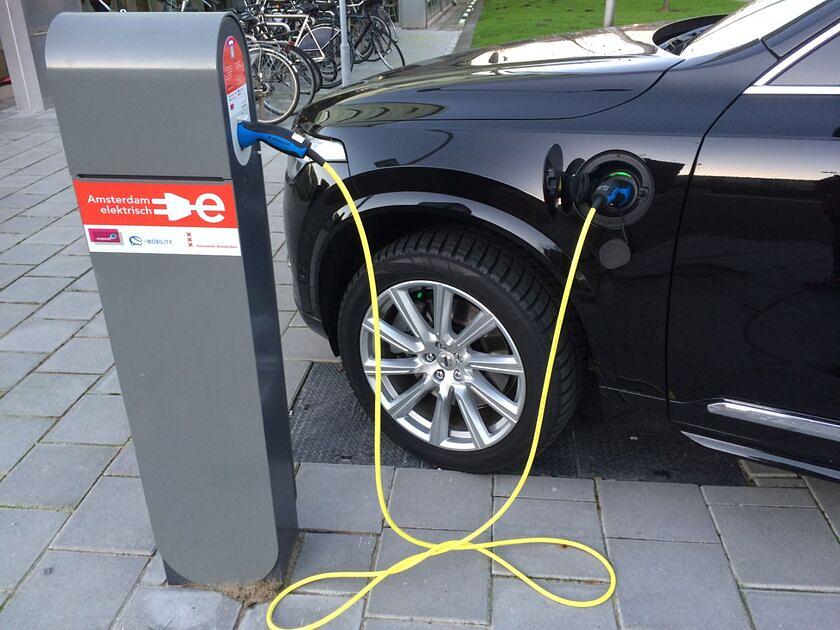 Waarom laadpalen als benzineauto’s ook geen tankstation hebben op vakantieparken? / Foto: "Volvo XC90" door DuurzaamBedrijfsleven Media