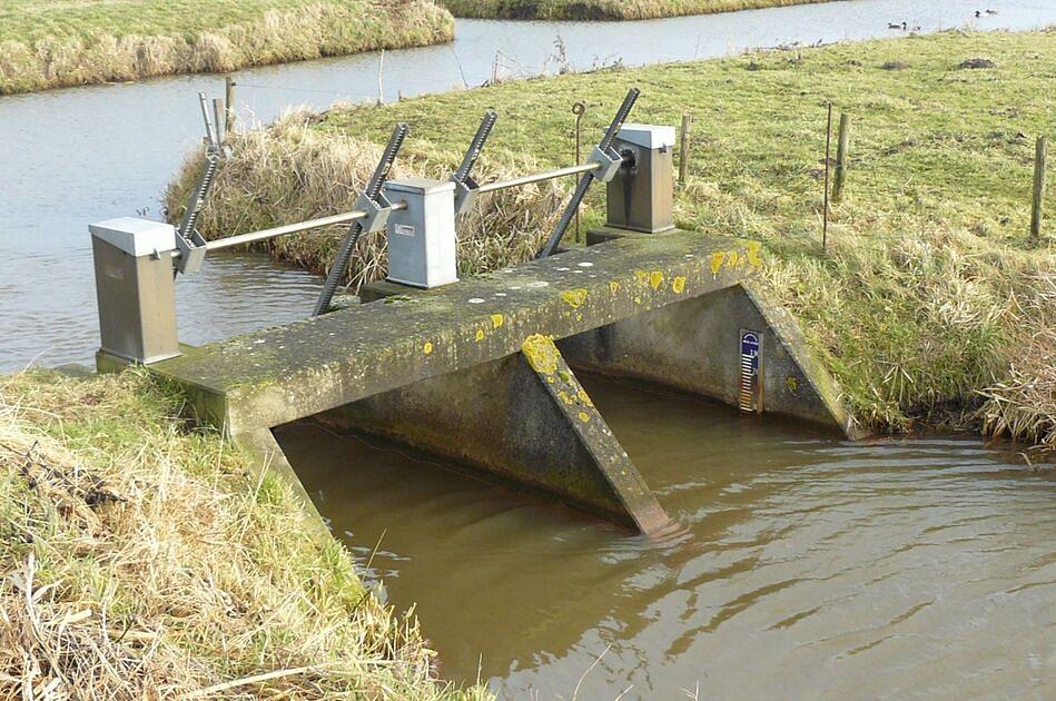 Van kurkdroog naar kletsnat: waterschap voert water in delen van Maas en Waal af / Foto: "Beweegbare dam" door Zandcee