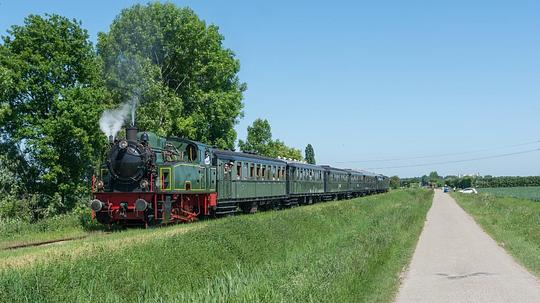 Bouw van vakantiepark met treinwagons in Zeeland goedgekeurd / Foto: "Gast stoomlocomotief HSIJ 22 (Tom) met passagierstrein 53 Hoedekenskerke" door Rob Dammers