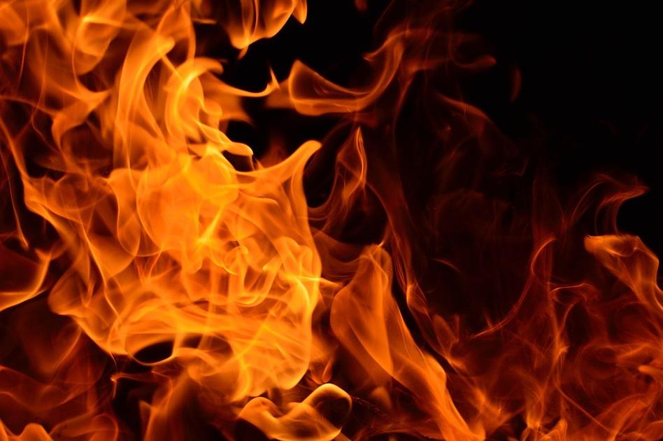 Flinke brand op bungalowpark in Egmond-Binnen: meerdere huisjes in vlammen op