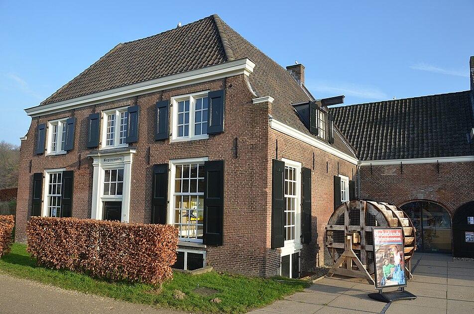Nederlands Watermuseum in Arnhem kampt met wateroverlast / Foto: "Historic main-entrance house of the Dutch Watermuseum Arnhem - panoramio" door Henk Monster