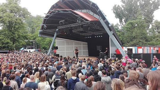 Nooit eerder gingen zoveel mensen naar openluchttheaters / Foto: "Vondelpark Openluchttheater tijdens een concert van Passenger in 2016" door Pim Meulensteen
