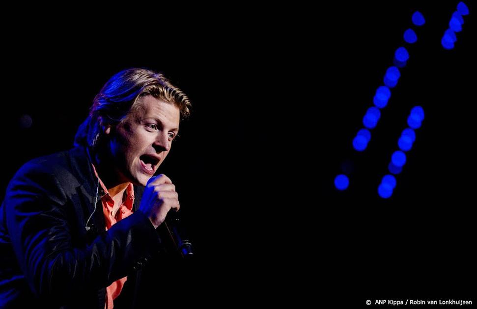 Thomas van Berge zingend tijdens optreden