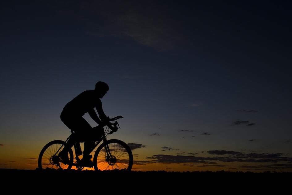 Mountainbiker met zonsondergang