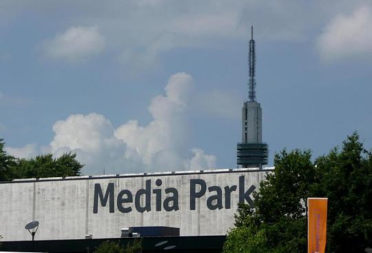 Vergunning NPO niet vijf, maar twee jaar verlengd / Foto: "Media Park, Hilversum" door Metro Centric