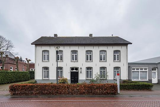 Hoeveel mensen komen naar dorpscentrum Nuenen door Van Gogh Village Museum? 