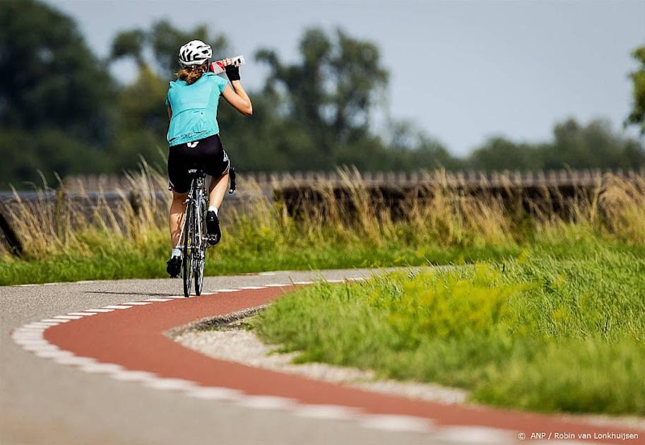 Fietspad met wielrenner in Nederland