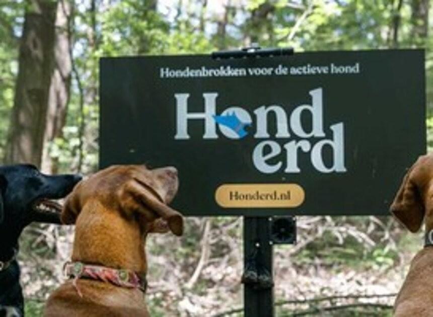 Hondenbrokkenmerk lanceert reclamebord speciaal voor honden 
