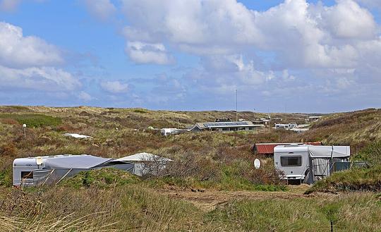 Verbod op omzetten kampeerplekken naar bungalows kan Texel miljoenen kosten / Foto: " Campsite on the Dutch island of Texel near De Koog. The place is in the area of the dunes." door W. Bulach