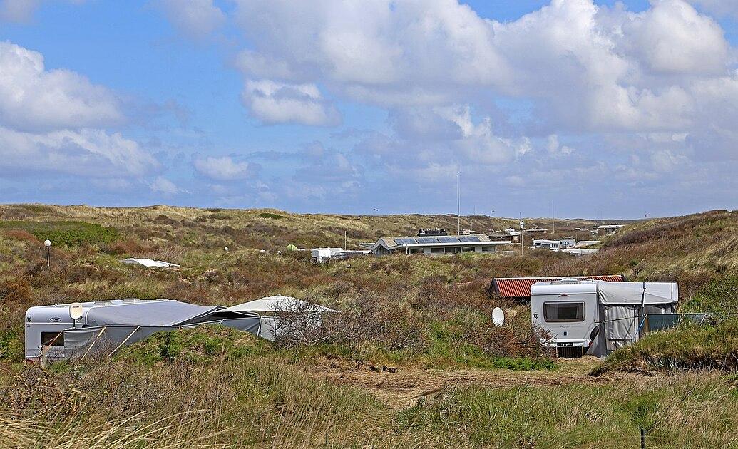 Verbod op omzetten kampeerplekken naar bungalows kan Texel miljoenen kosten / Foto: " Campsite on the Dutch island of Texel near De Koog. The place is in the area of the dunes." door W. Bulach