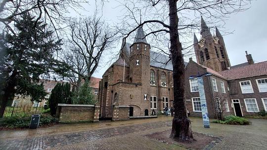 Miljoenenverbouwing Museum Prinsenhof niet zonder zorgen / Foto: "Prinsenhof van buiten, vml klooster" door Jam Willem Doormembal