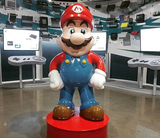 Vier verdiepingen vol met games in het Videogame Museum / Foto: "Mario is the greeter at the National Videogame Museum in Frisco TX." door Ethan Prater