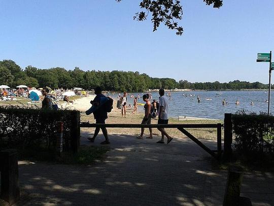 Drie twijfelende partijen beslissen over toekomst vakantiepark Het Rutbeek / Foto: "Het Rutbeek tijdens drukke stranddag" door Dscholten123abc
