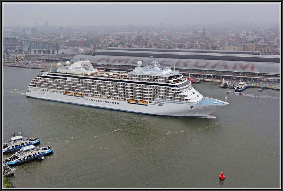 Als het aan Amsterdam ligt meren daar geen cruiseschepen meer aan / Foto: "Cruiseschip Seven Seas Explorer voor het Centraal Station in Amsterdam" door Wessel Blokzijl