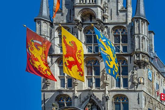 Koningsdag Gouda weer open evenement zonder hekken / Foto: "Vlaggen - Oude Stadhuis Gouda" door Frans Berkelaar