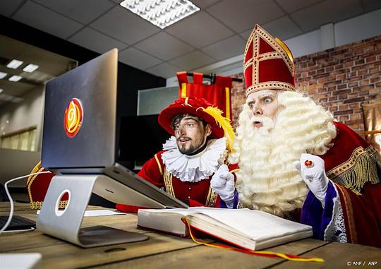 Sinterklaas en roetveegpiet achter laptop