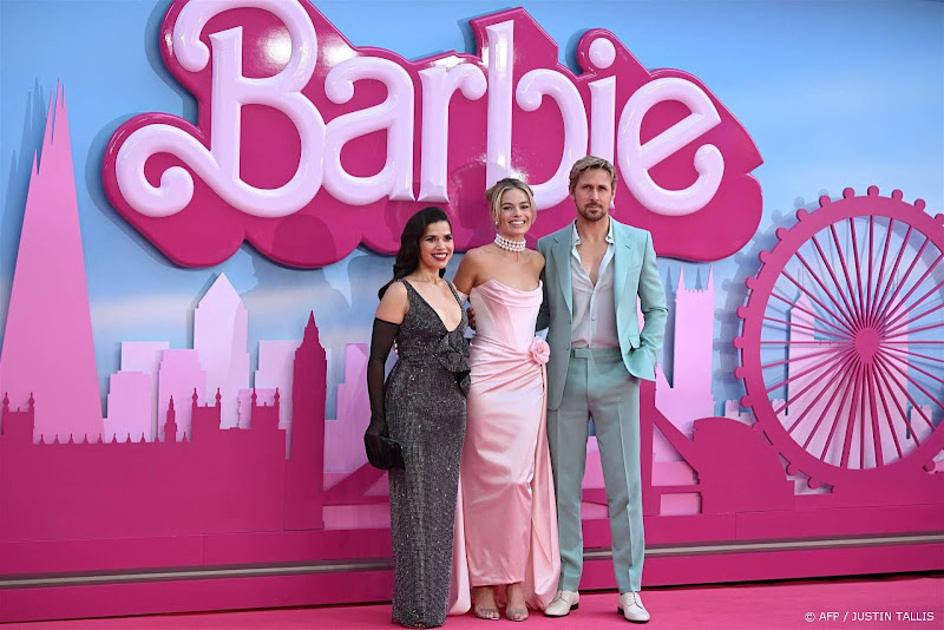 Barbie premiere met roze loper en acteurs