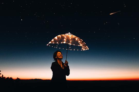 Vrouw met paraplu met lichtjes