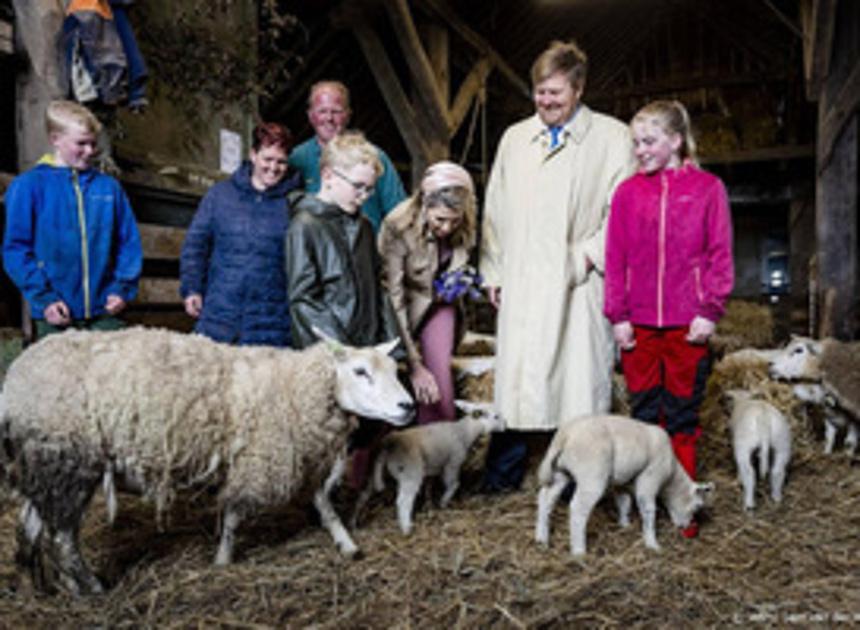 Koningspaar spreekt tussen de schapen met ondernemers Texel
