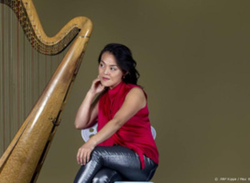 Amsterdams Andalusisch Orkest gaat op tour met harpiste Lavinia Meijer