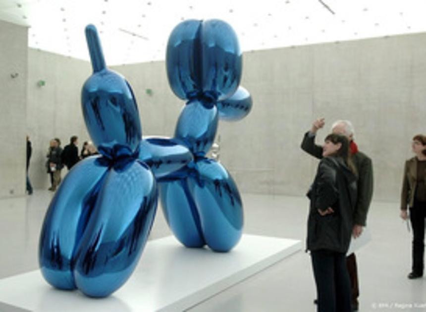 Vrouw breekt per ongeluk Jeff Koons-beeld van 40.000 euro