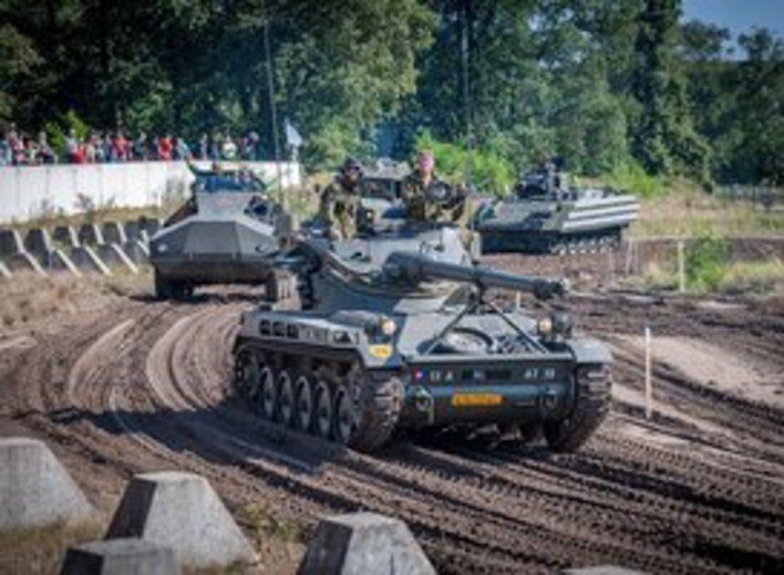 Tankdemonstraties bij het Nationaal Militair Museum tijdens 'Zomeroffensief'