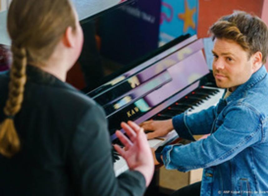 Roel van Velzen doneert een piano aan een kinderziekenhuis