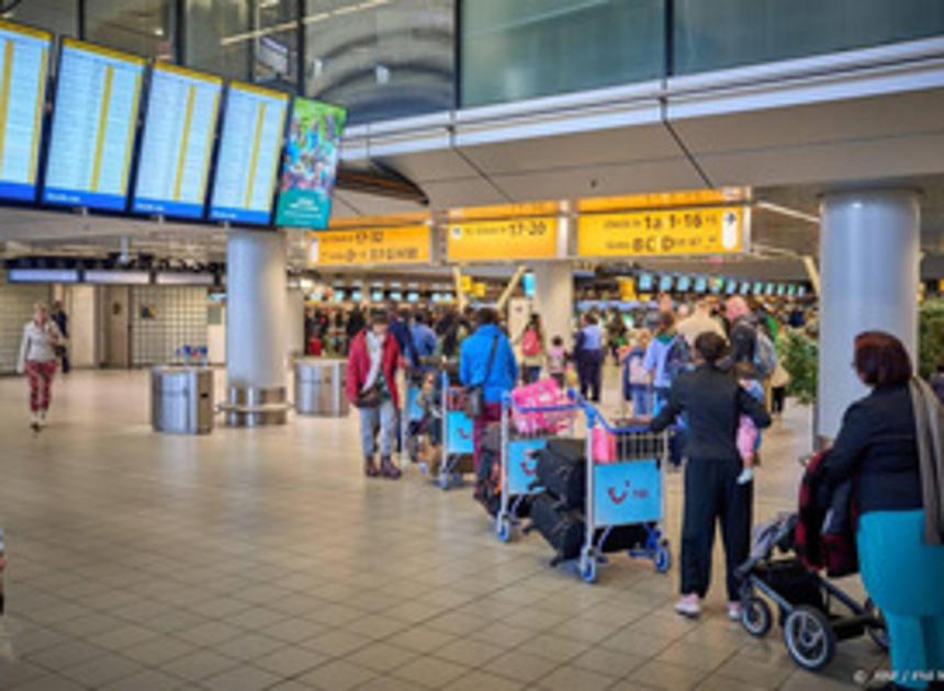 Meer reizigers Schiphol in meivakantie, minder wachttijd