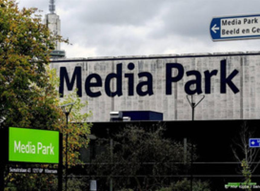Protest tegen 'mainstreammedia' bij Media Park Hilversum