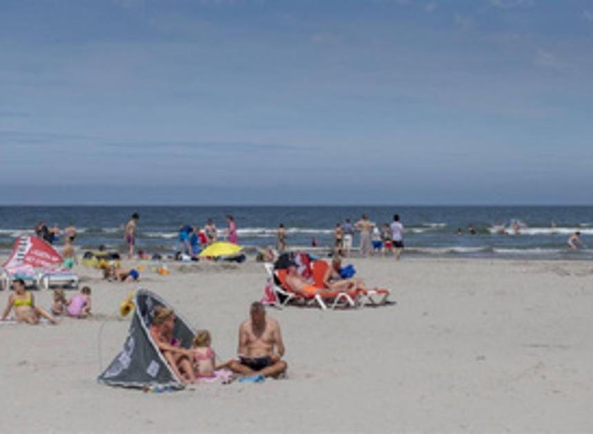 Rijkswaterstaat vult krimpend strand van Ameland weer aan
