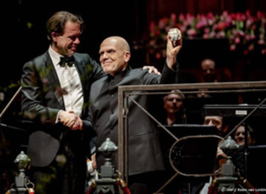 Dirigent Jaap van Zweden neemt Concertgebouw Prijs in ontvangst