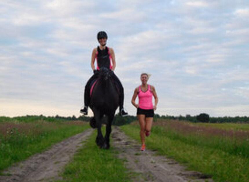 Hardlopen naast paarden in de natuur tijdens Ride&Run 