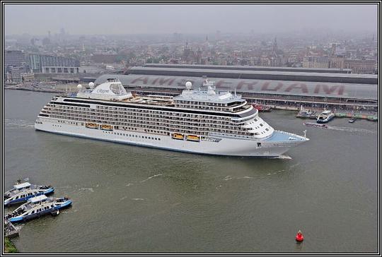 Gemeente Amsterdam wil belasting voor cruiseschepen en hotelgasten verhogen / Foto: "Cruiseschip Seven Seas Explorer voor het Centraal Station in Amsterdam" door Wessel Blokzijl