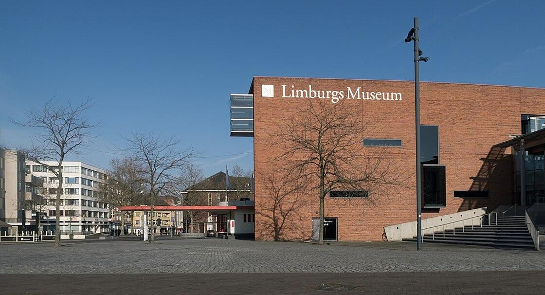 Amerikaan koopt middeleeuwse munten uit Voerendaal en schenkt die aan museum / Foto: "Ingang van het Limburgs Museum" door Michiel Verbeek