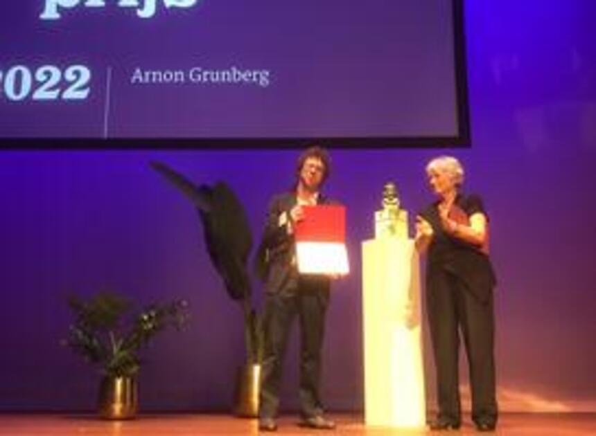Arnon Grunberg neemt P.C. Hooftprijs in ontvangst voor verhalend proza