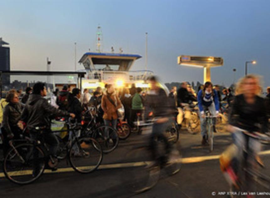 Fietsers demonstreren in Amsterdam voor bruggen over het IJ