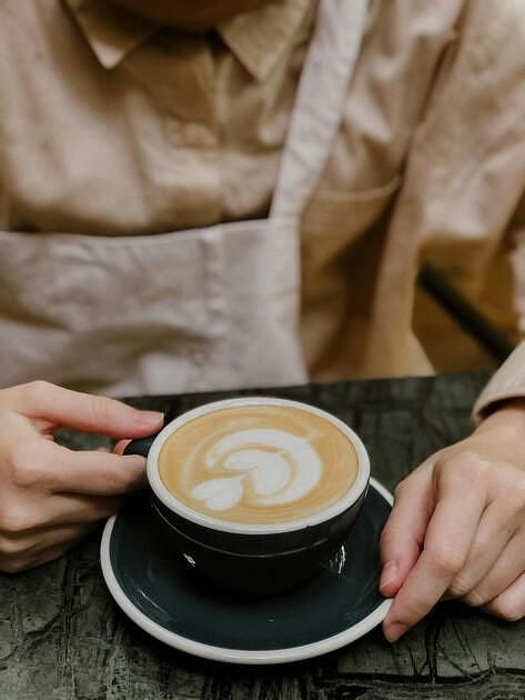 iemand die een kopje koffie drinkt