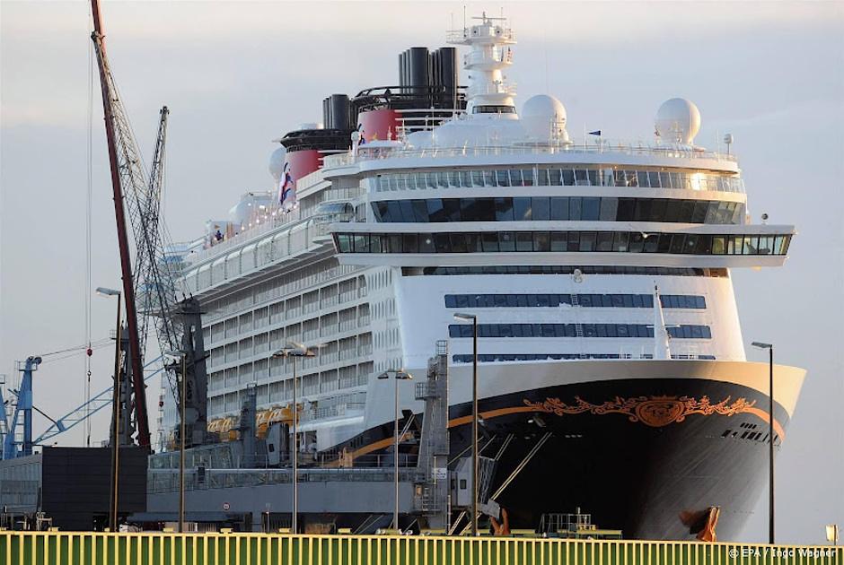 Cruiseschip Disney meert voor het eerst aan in Rotterdamse haven