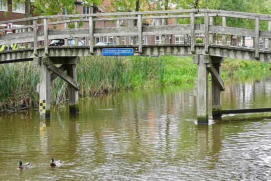 Elfstedenwandeltocht van start: vijf dagen wandelen door Friesland / Foto: " Elfsteden Bruggetje over de Noordergracht in Franeker" door Gouwenaar