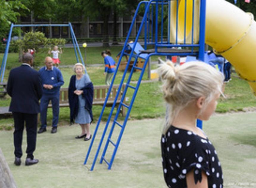 Burgemeesters en kinderen spelen samen buiten op Buitenspeeldag