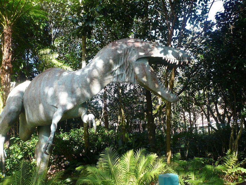 Dino-attractie World of Dinos deze zomer te bezoeken in Rotterdam / Foto: "Attacking Dino Sculpture Animal Kingdom Walt Disney World 2008" door Michael Gray