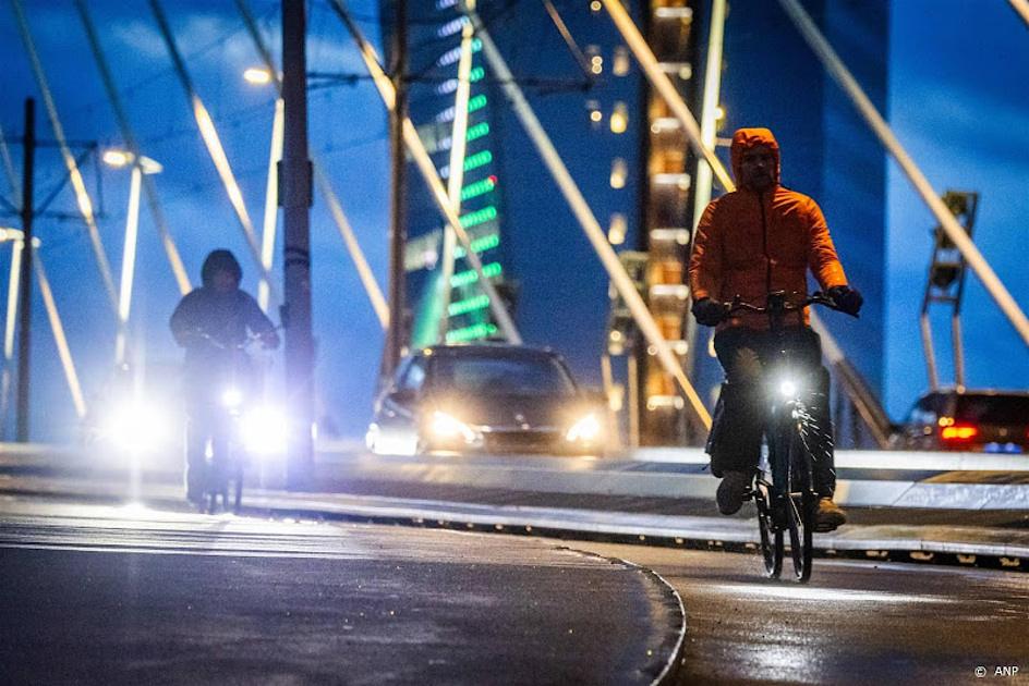 mensen die fietsen op brug in het donken