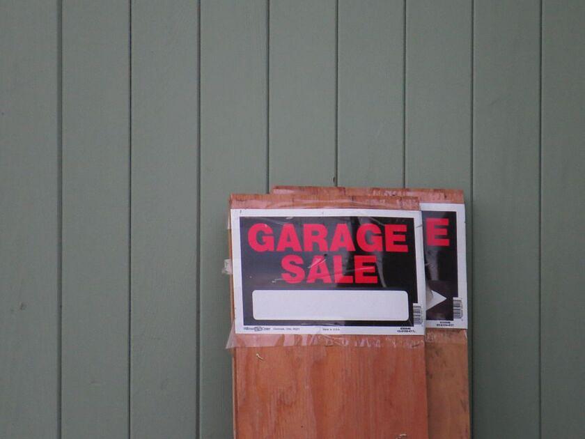 Garagesale Van der Valk Goes trekt veel koopjesjagers / Foto: "Garage Sale" door Luke Jones