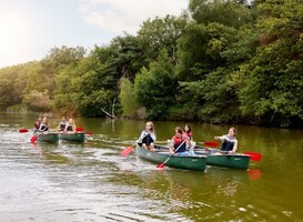 Kanotocht tussen de dieren in safaripark Beekse Bergen