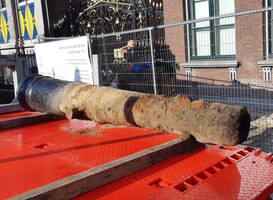 Opgravingen Westfries Museum van start met het lichten van drie kanonnen